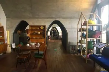 <p>ภายในนั้นมีการตกแต่งอย่างสวยเก๋ทันสมัย และมีร้านค้าดีไซน์ไปจนถึงร้านอาหารชิคๆ มาบริการมากมาย</p>