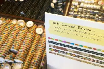 <p>มุมนี้คือมุมร้าน MT ที่ขายเทป MT สวยๆ เก๋ๆ ที่สำคัญมีเทปกาวในแบบ Limited Edtion ที่มีขายเฉพาะสาขานี้ที่เดียวอีกด้วย</p>