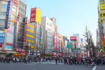 Photo:  Akiba denkigai – <a href="https://commons.wikimedia.org/wiki/File:Akiba_denkigai.jpg" target="_blank" rel="noreferrer noopener nofollow">Jmho</a> / <a href="https://creativecommons.org/publicdomain/zero/1.0/" target="_blank" rel="noreferrer noopener nofollow">CC0 1.0</a>