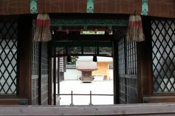 간지의 사로부터 "인지샤"를 임한다. 인지, 란 도장을 말한다. 인영이 일본에 도래한 것은 쇼토쿠 태자의 무렵으로 여겨진다. 예로부터 도장은 궁궐이나 사찰에서 귀중한 비인으로 취급되어 점차 신격화 되어 갔다. 현재는 계약의 신으로서 중요한 계약시 등에 참배하는 사람이 끊이지 않는다고 한다