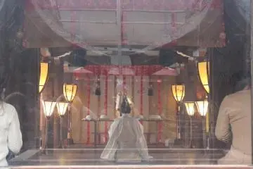 본전 안에서는 구지가 기도 중이었다