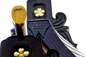 <p>Blossom motif in gold on the roof apex</p>