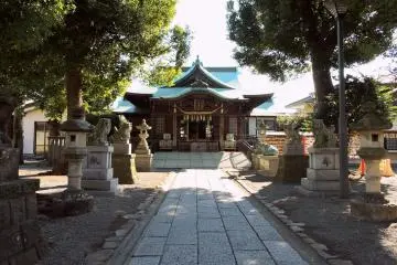 <p>Stone lanterns and two ox statues stand beside the straight path to the shrine</p>