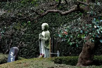 <p>Praying statue in the garden</p>