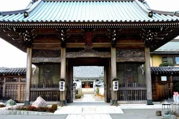 <p>Looking through the gate toward the main hall</p>