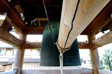 <p>Japanese bells are rung by being struck with a swinging wooden pole</p>