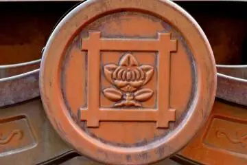 <p>This motif was featured in several places around the temple including the wall and roof tiles.</p>