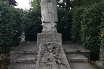 A statue of Confucius