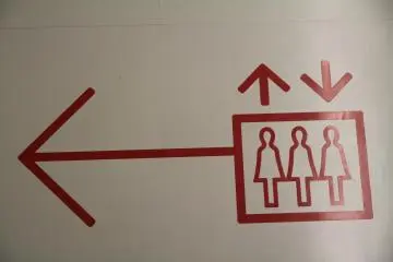 <p>... et pour les femmes, les ascenseurs sont diff&eacute;rents. De m&ecirc;me que les &eacute;tages. C'est un moyen d'&eacute;viter les agressions</p>
