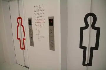 <p>On ne peut pas se tromper. Mais ici, c'est un ascenseur ou se sont les toilettes ?</p>