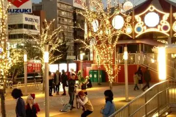 Cosplayers&nbsp;taking photos near the amusement park's merry-go-round (Photo: Olga Kaneda)