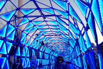 Luminous tunnel in blue (Photo: Olga Kaneda)
