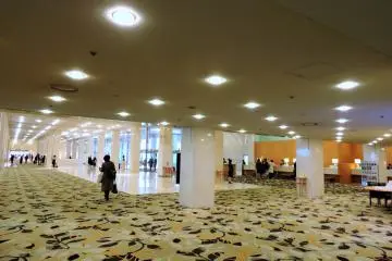<p>The spacious lobby. There are usually comfortable sofas in the lobby, but on this day they were taken away and replaced with some New Year decorations.</p>