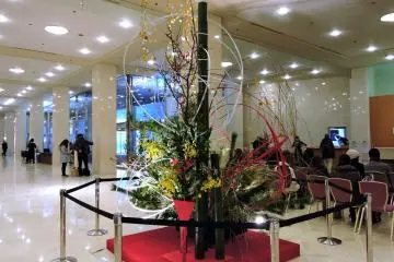 <p>This is the New Year decoration which replaced MY comfortable sofas in the lobby!</p>