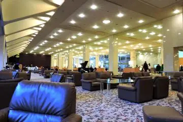 <p>The view of the lounge seen from the corner seat...this place is so spacious and relaxing!</p>