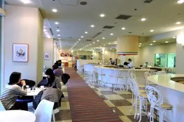 You can watch the pancakes being made&nbsp; in front of you if you take a counter seat