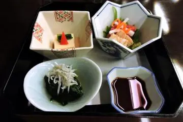 Appetizers consisting of vegetables and tofu