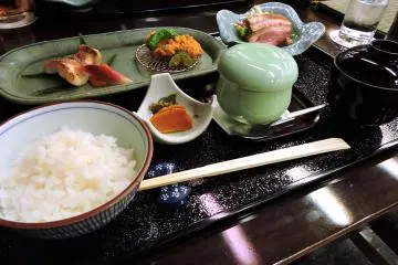 'Irodori Shiki Gozen (Colorful Four Seasons Dinner Set)', my dinner! It's 4,320 yen, but if you are a hotel guest, they will give you a 10% discount.