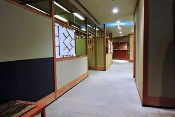 Spacious corridor of Shichiken-Jaya. Although it was the end of the year, the restaurant wasn't crowded.