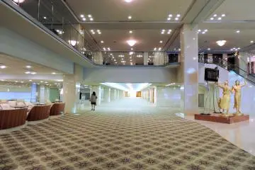 <p>Long, wide corridor leading to the event rooms</p>