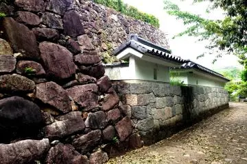 <p>The latest technology was used to build the castle's defences.</p>