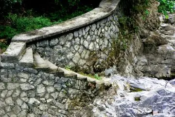 <p>Steps down to the water</p>