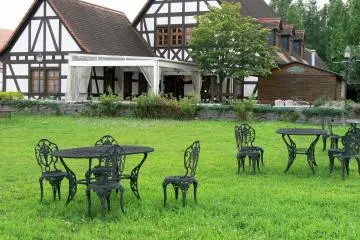 Coffee on the lawn? This lakeside cafe looks inviting!
