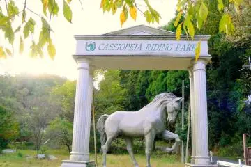 <p>Pintu masuk ke Cassiopeia Riding Park.</p>

