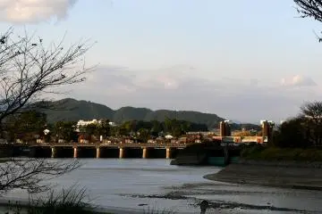 <p>Gerbang bendungan besar di Sungai Seta.</p>
