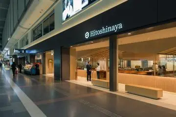 <p>Located in the main hall of Haneda's domestic terminal, Hitoshinaya is conveniently accessed.</p>