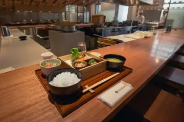 <p>Hitoshinaya offers comfortable, spacious counter seating.</p>