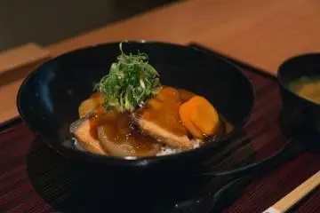 <p>This yellowtail and Japanese radish donburi (rice bowl) is a delicious version of a common Japanese dish.</p>