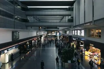 <p>The main hall of Haneda's domestic terminal is spacious with modern design.</p>