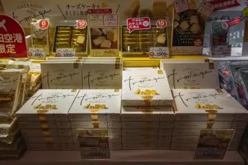 <p>One of the many omiyage (souvenir snacks) offered in Haneda's domestic terminal, this "Gateau Fromage," a type of cheese cake, is among the most popular.</p>