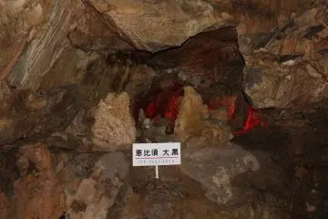 길고 구불구불한 히다 다이쇼뉴도 얼음동굴의 여러 구간 중 하나