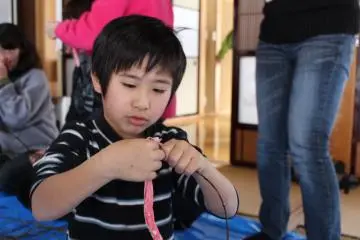 알록달록한 모찌를 잔가지에 감싸는 중