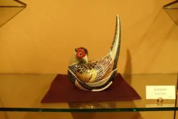 A lusterware bird