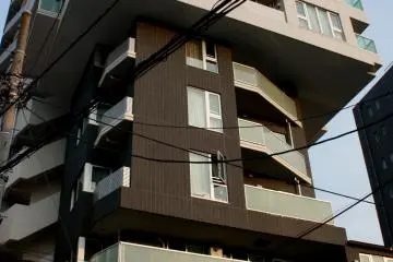 <p>....like for example this lovely piece of Tokyo's architecture. However, it's probably useless to try and find some logic behind these sort of constructions.</p>