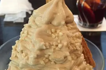 <p>You are not allowed to leave Kagurazaka until you try the pistachio gelato with mixed nuts.</p>