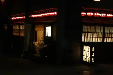 <p>If you go into the dark, narrow back alleys of Kagurazaka slope, you will find yourself facing some very traditional-looking restaurants, which are sadly very hard to get into.</p>