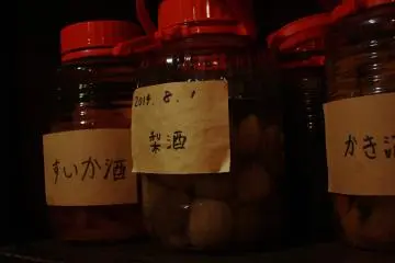 <p>When seated right next to a shelf packed with massive jars of home-made wine, it's a crime not to try some. Do that, plus, order the feast-like set for &yen;3000, and you can have a very Japanese experience of eating at home&mdash;a very Edo-style, traditional Japanese home.&nbsp;</p>