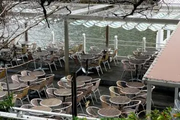 Deserted cafe (Photo: Olga Kaneda)