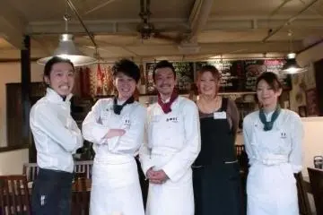 <p>The chef, cook, pastry chef, baker and bartender all work together to make one great dish.</p>