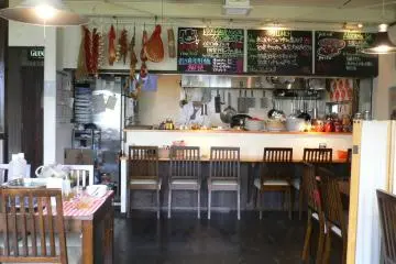 <p>They also have stylish counter seats.</p>