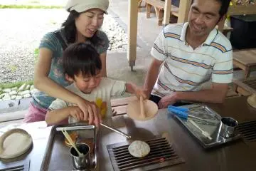 <p>ลูกมือในการทำขนม</p>