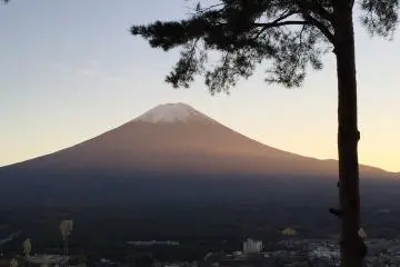 오솔길을 따라 내려가면 15분 안에 전망대에 도착한다. 후지산의 견해는 분위기와 더불어 그 곳에서 정말 믿을 수 없다. 그것은 오직 두 사람만이 믿을 수 있을 것이다. 정말로, 그것은 내 인생에서 가장 조용하고 아름다운 일몰이었다. 호쿠사이는 내 비밀 장소를 너무 부러워할 거야.