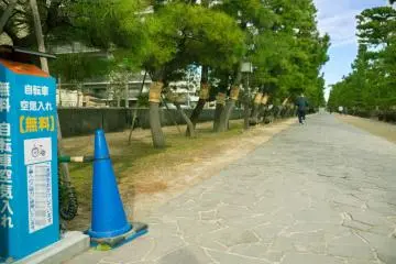 <p>The Yatate Bridge is under construction until its scheduled completion around 12 March 2015. This automatic air refill station for bicycles is a unique service.</p>