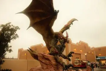<p>Monster Hunter's life size Seregios poised to attack!</p>