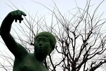 역 바로 앞의 동상