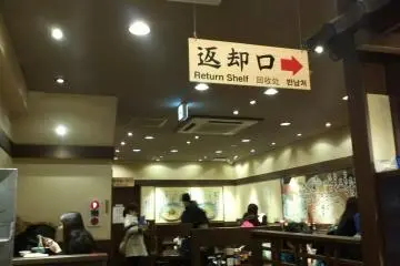 <p>Habis makan piringnya jangan ditinggal di meja</p>